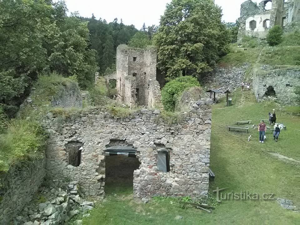 Patio de piedra de la doncella