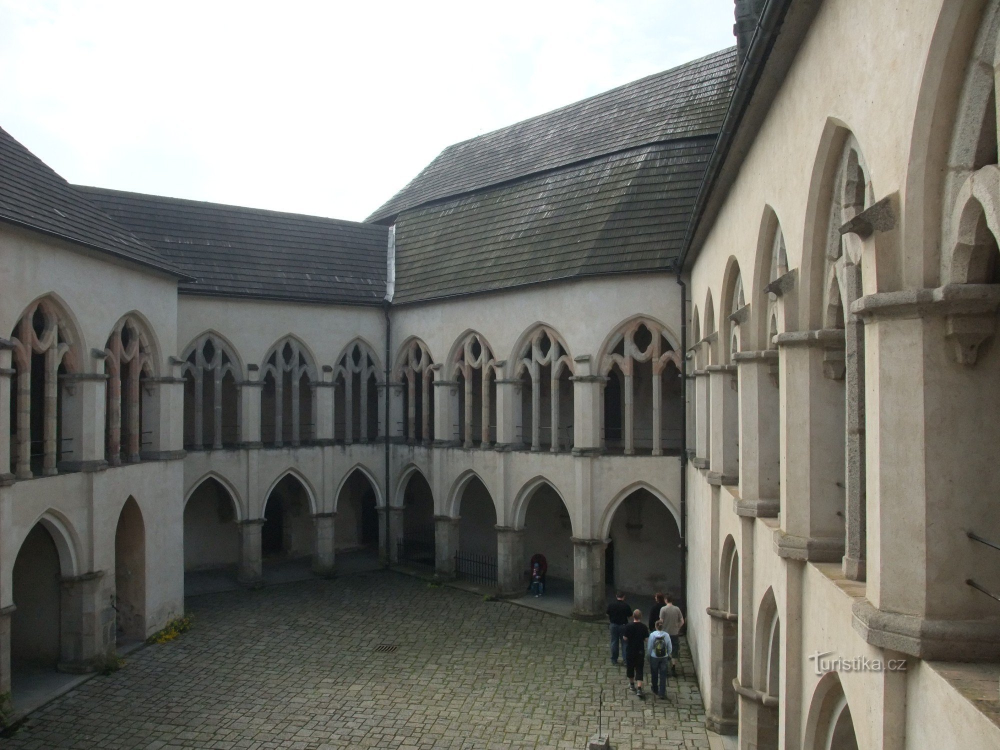 dvorišče gradu