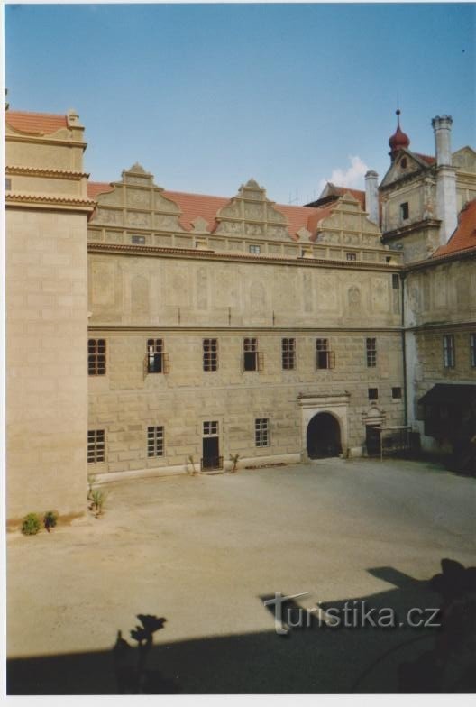 Burg Horšovský Týn und Schlosshof