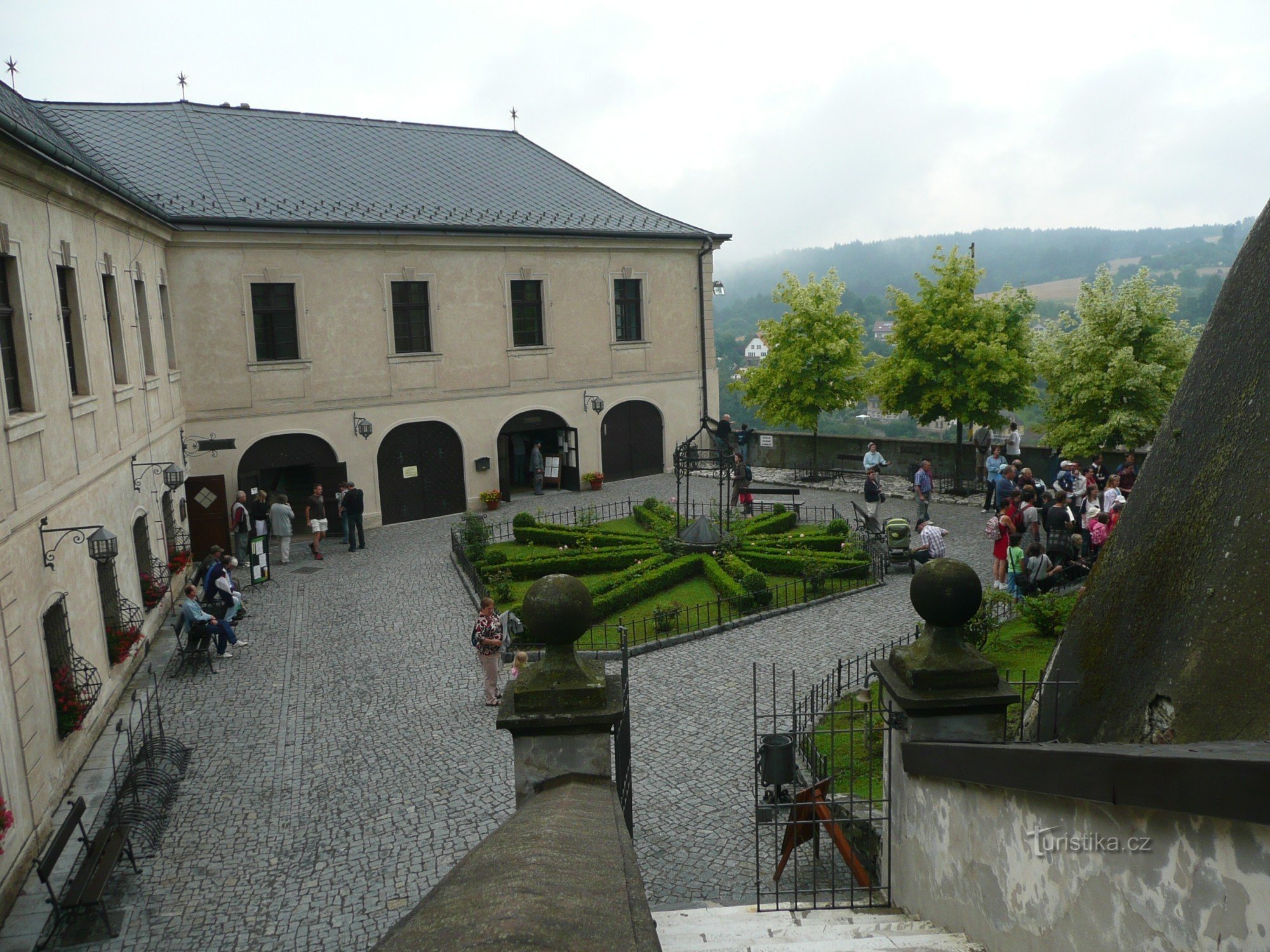 Der Hof der Burg Český Šternberk