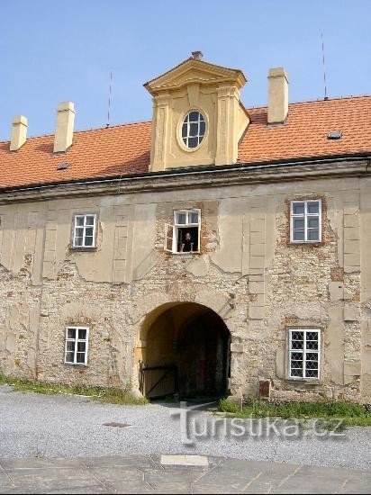 udvar: kastély udvara, kilátás a bejárati kapura