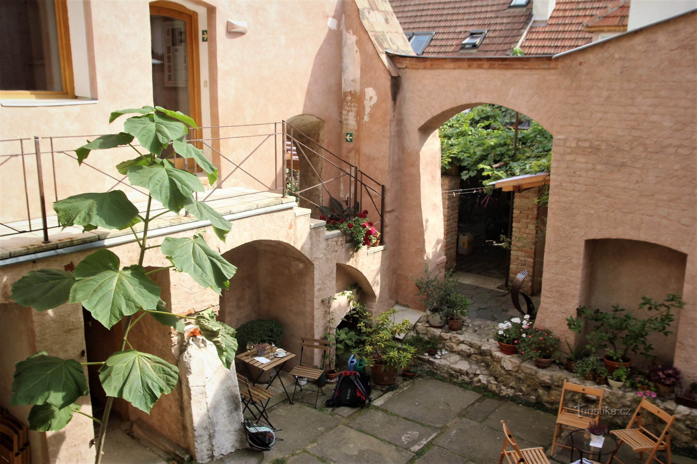 El patio frente a la iglesia.