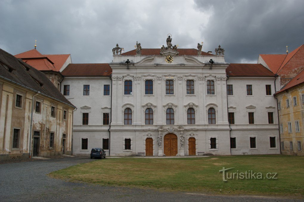 il cortile con il convento