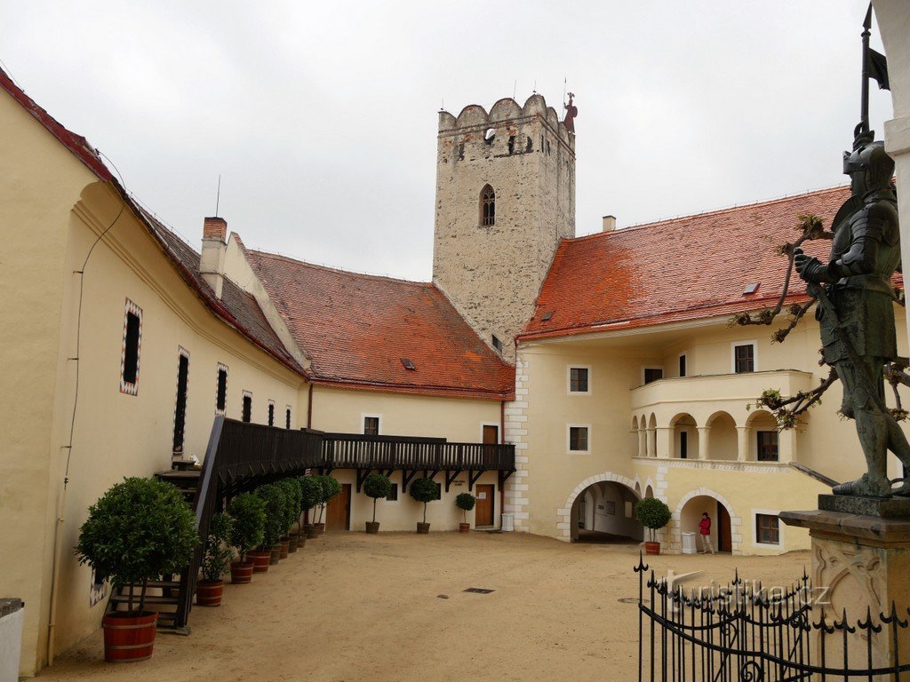 Замковый двор