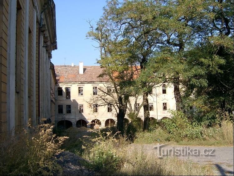 城堡庭院：Buštěhrad 城堡的区域长期以来一直是一个决定性的建筑特色