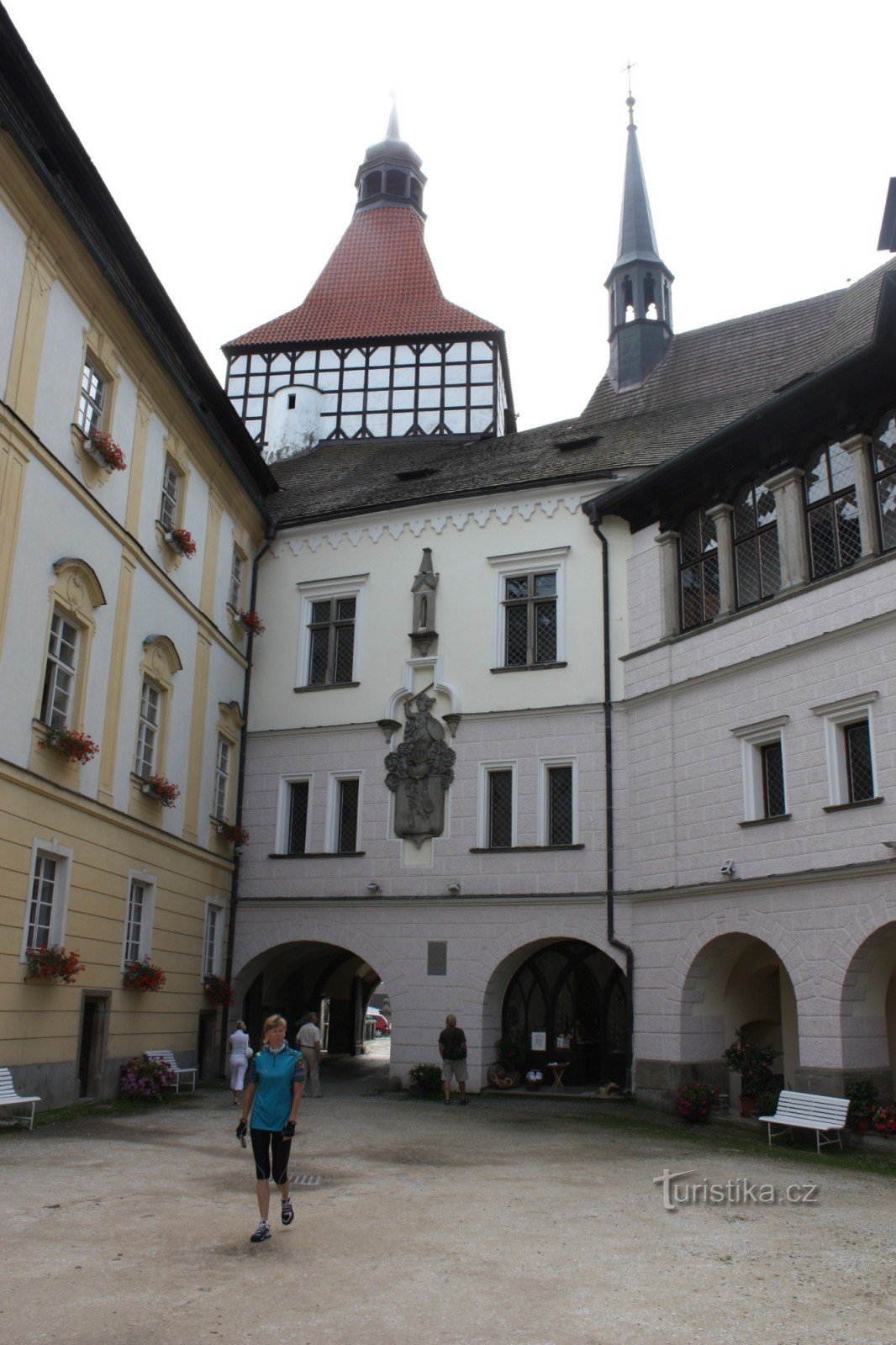 De binnenplaats van het kasteel in Blatná