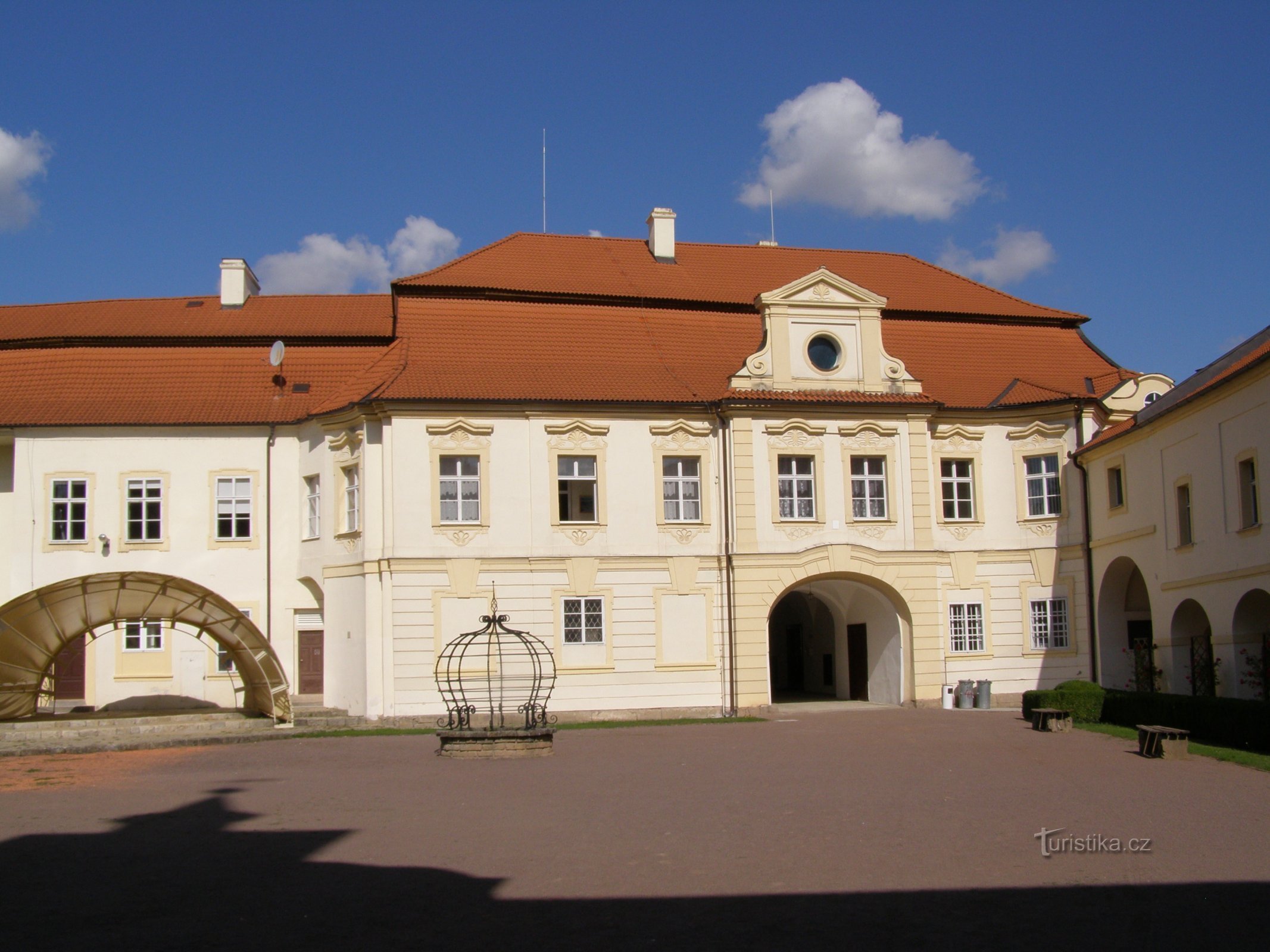 Innenhof des Schlosses in Chrasti