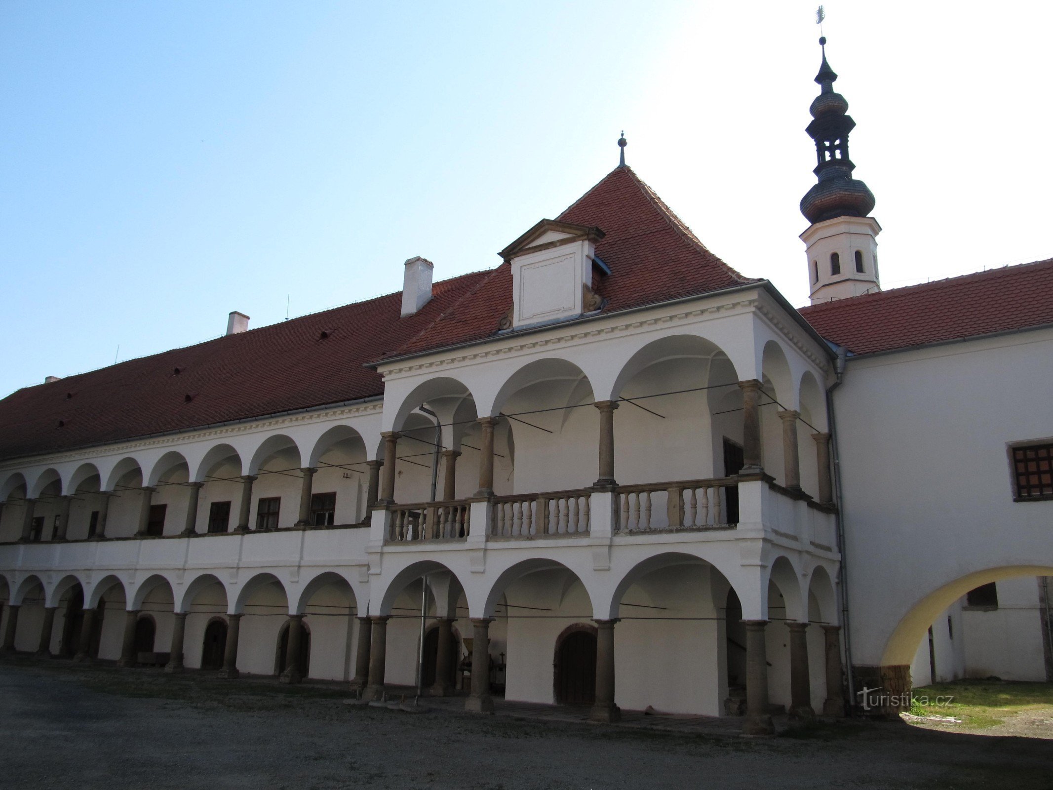 Der Hof des Schlosses in Oslavany