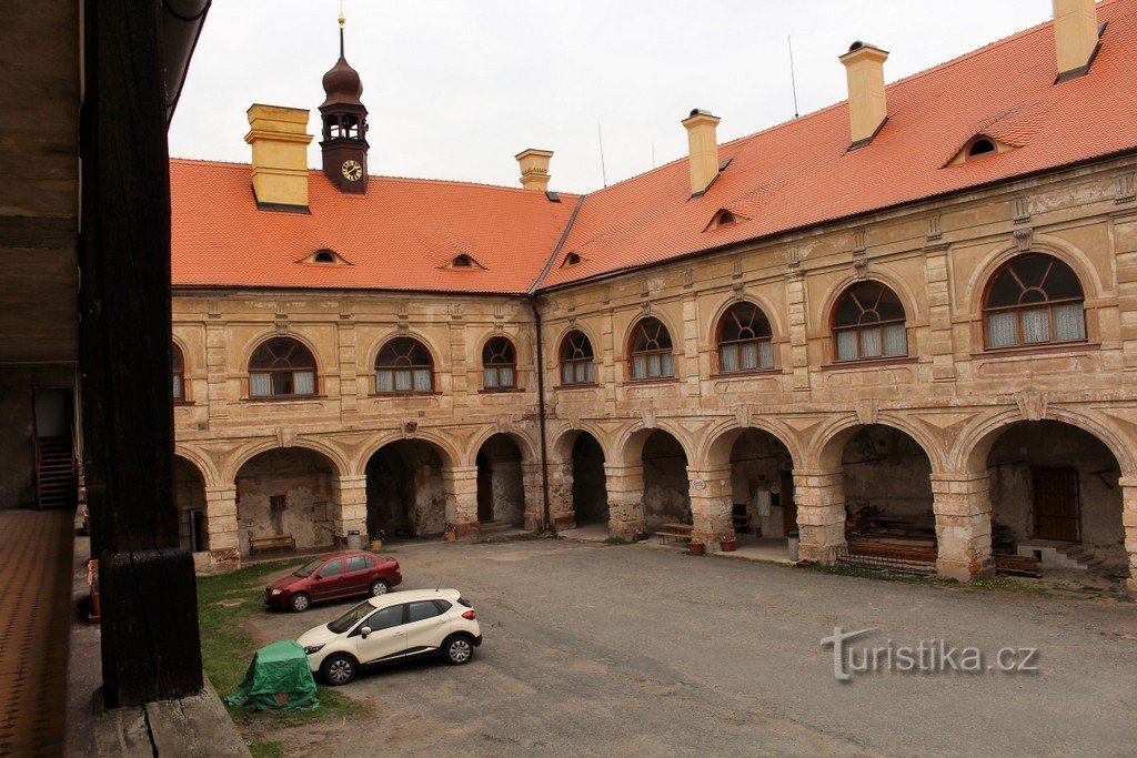 Sân của lâu đài ở Ratajy nad Sázavou