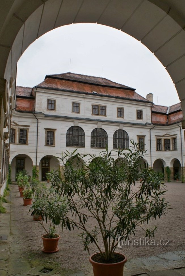 двор замка в Рыхнов-над-Кнежноу