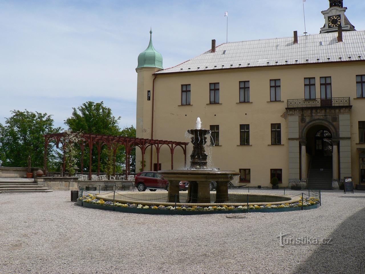 Der Hof des Schlosses Zbiroz