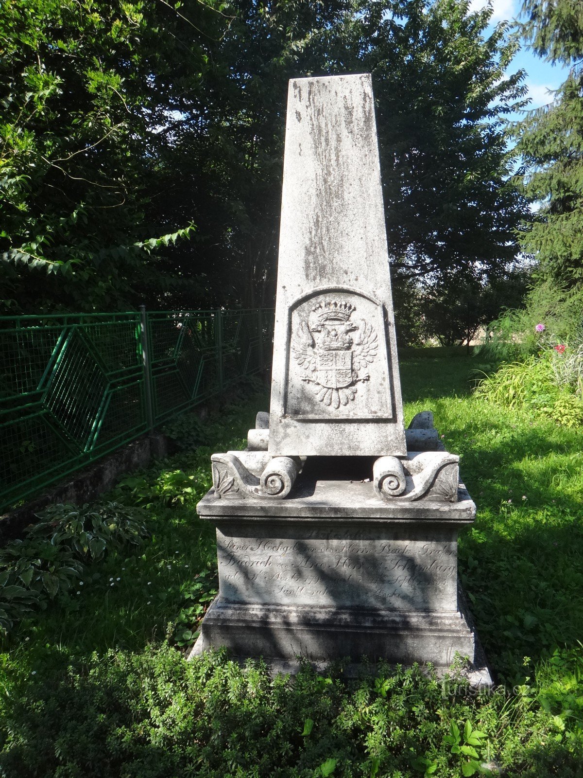 フリードリヒ・フォン・アルコ伯爵の墓石