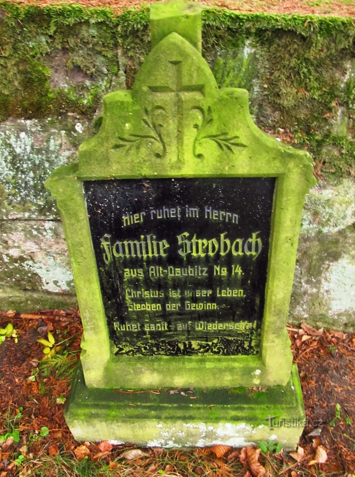 lápida del cementerio alrededor de la iglesia