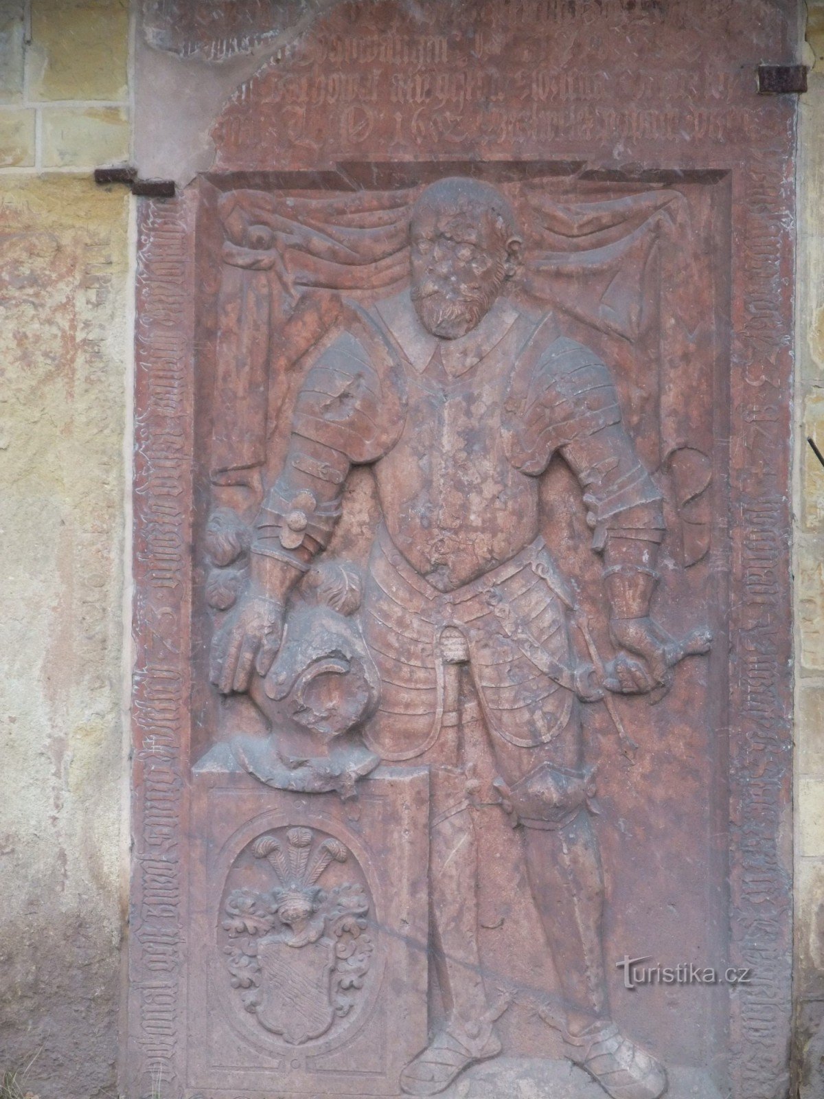 Grafsteen op de plint van de klokkentoren