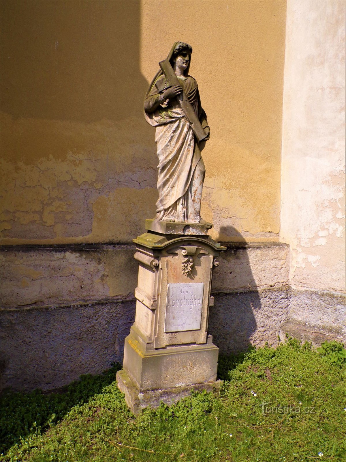Hautakivi vanhalla hautausmaalla lähellä kirkkoa (Kratonohy, 21.4.2021)