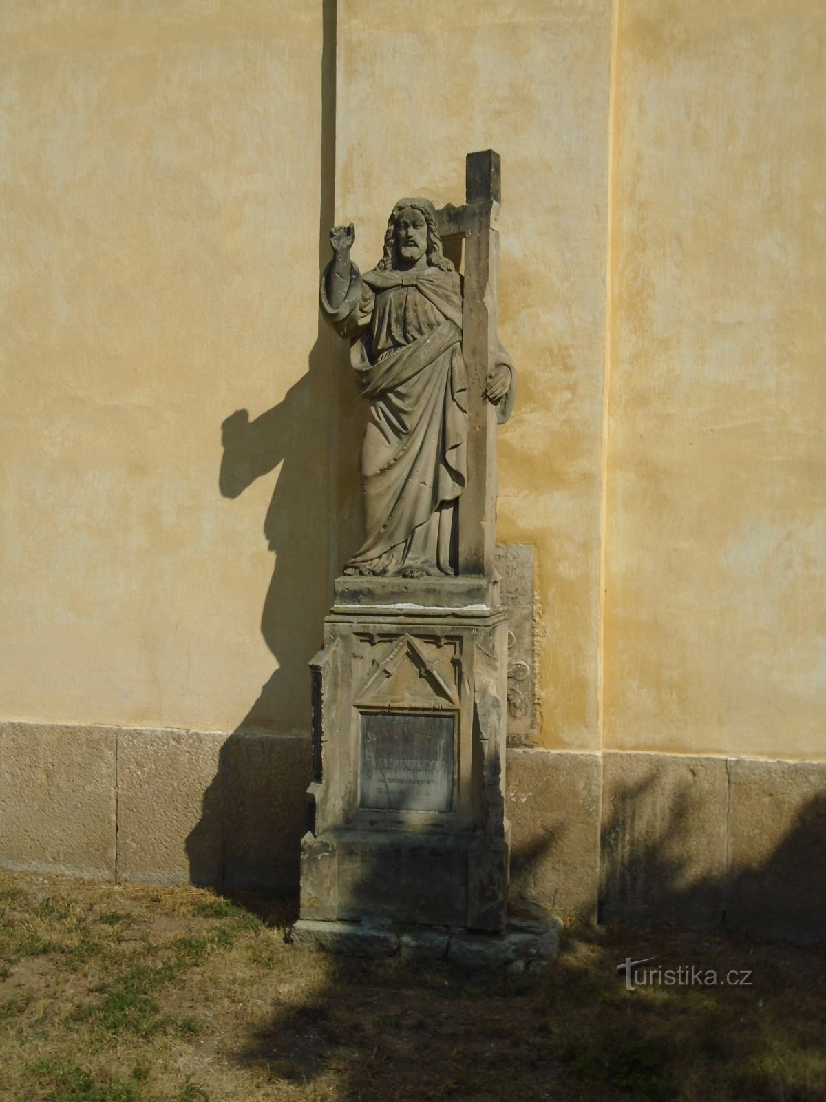 Grafsteen bij de kerk van St. Maria Magdalena (Heřmanice nad Labem)