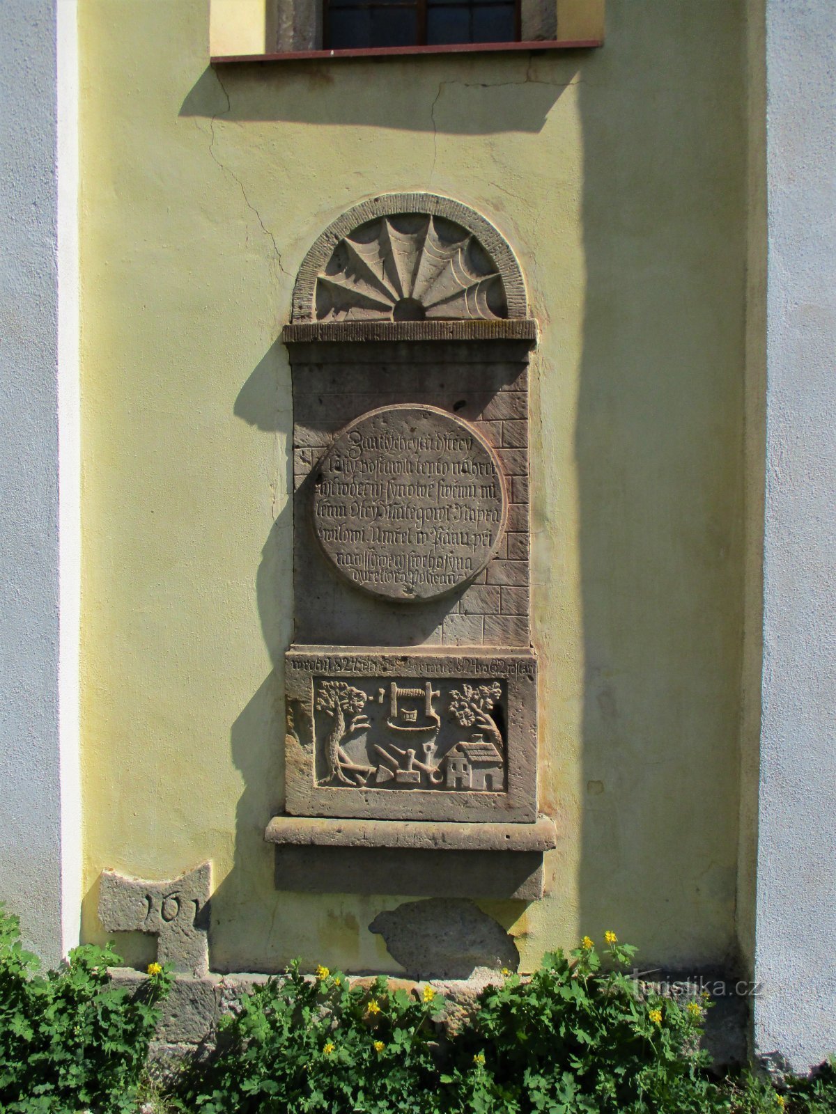 Lápidas en la iglesia de St. Bartolomé, el Apóstol (Lanžov, 20.4.2020 de abril de XNUMX)