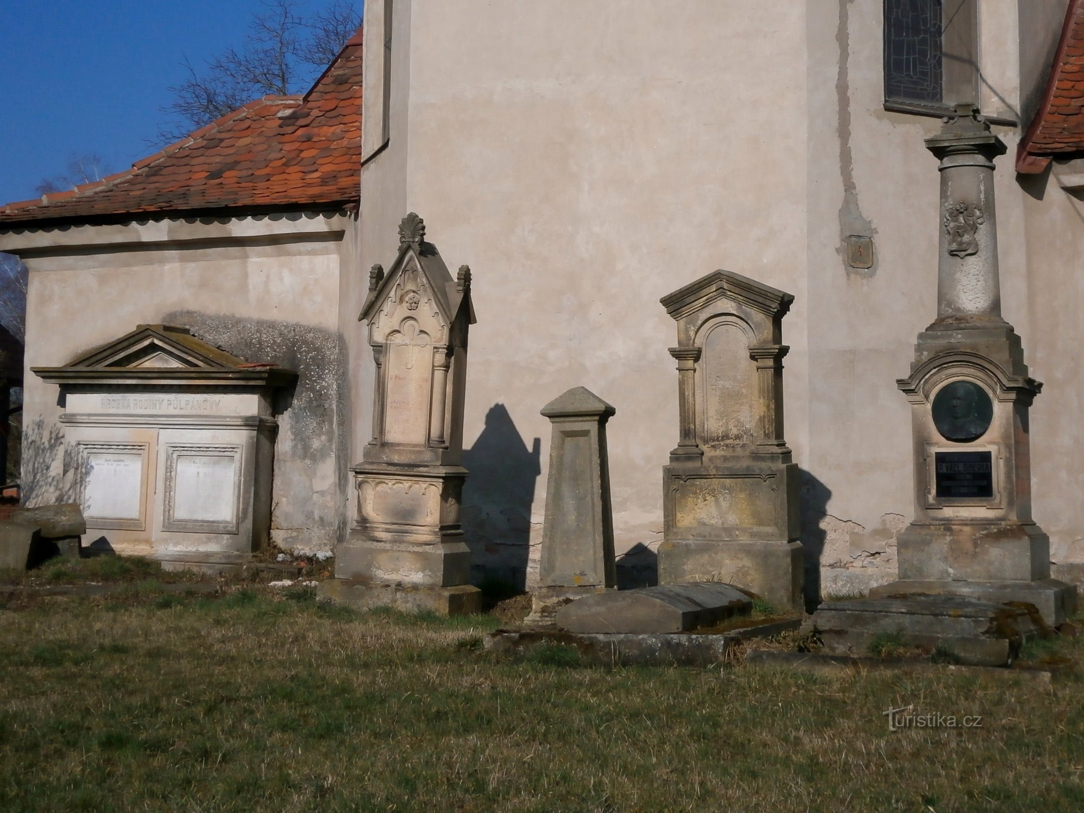 Lapidi nel vecchio cimitero con monumento a P. Václav Šimerk (Praskačka)