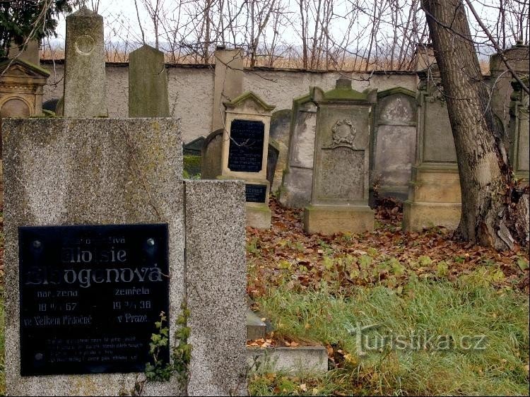 Náhrobky na židovském hřbitově