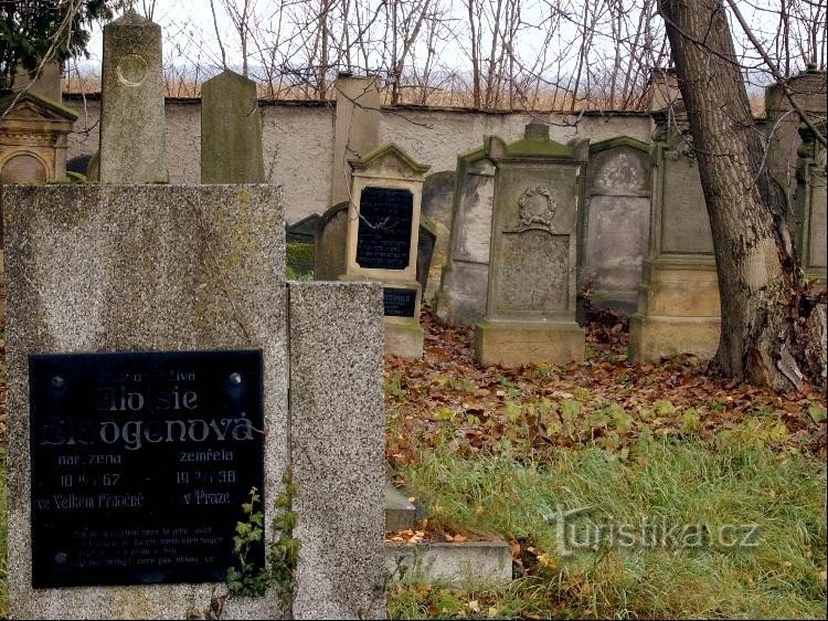 Pietre funerare în cimitirul evreiesc