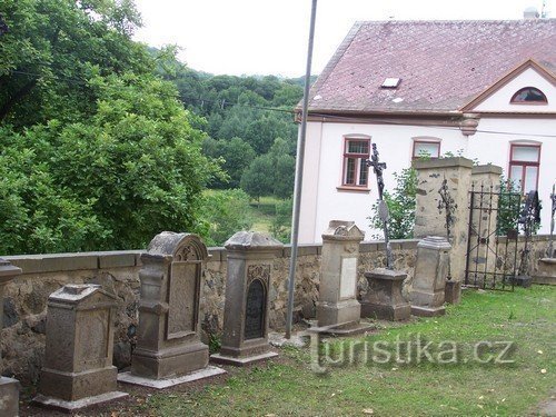 Grafstenen van een gesloten begraafplaats