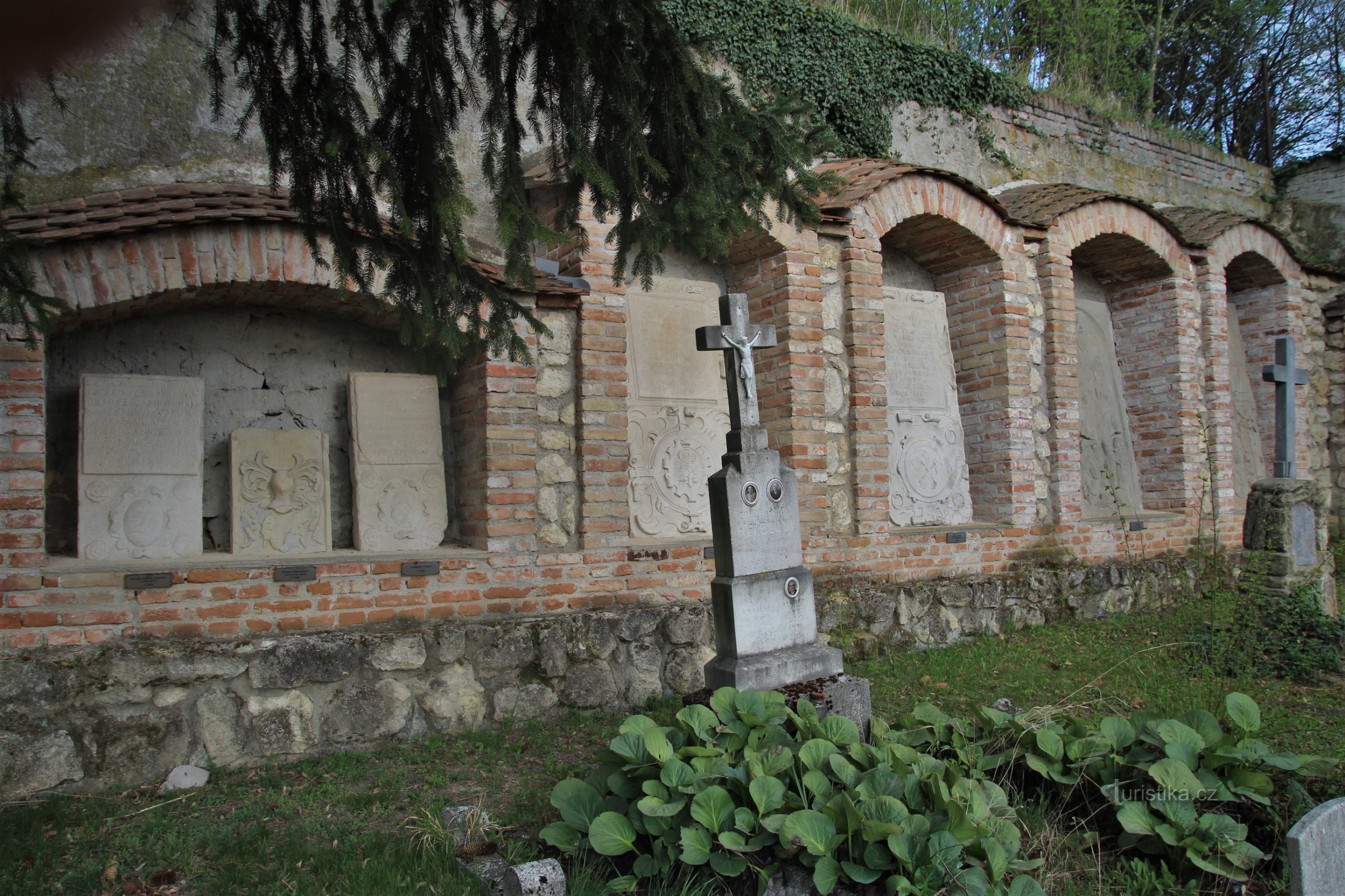 Náhrobní kameny umístěné v rohové části hřbitova