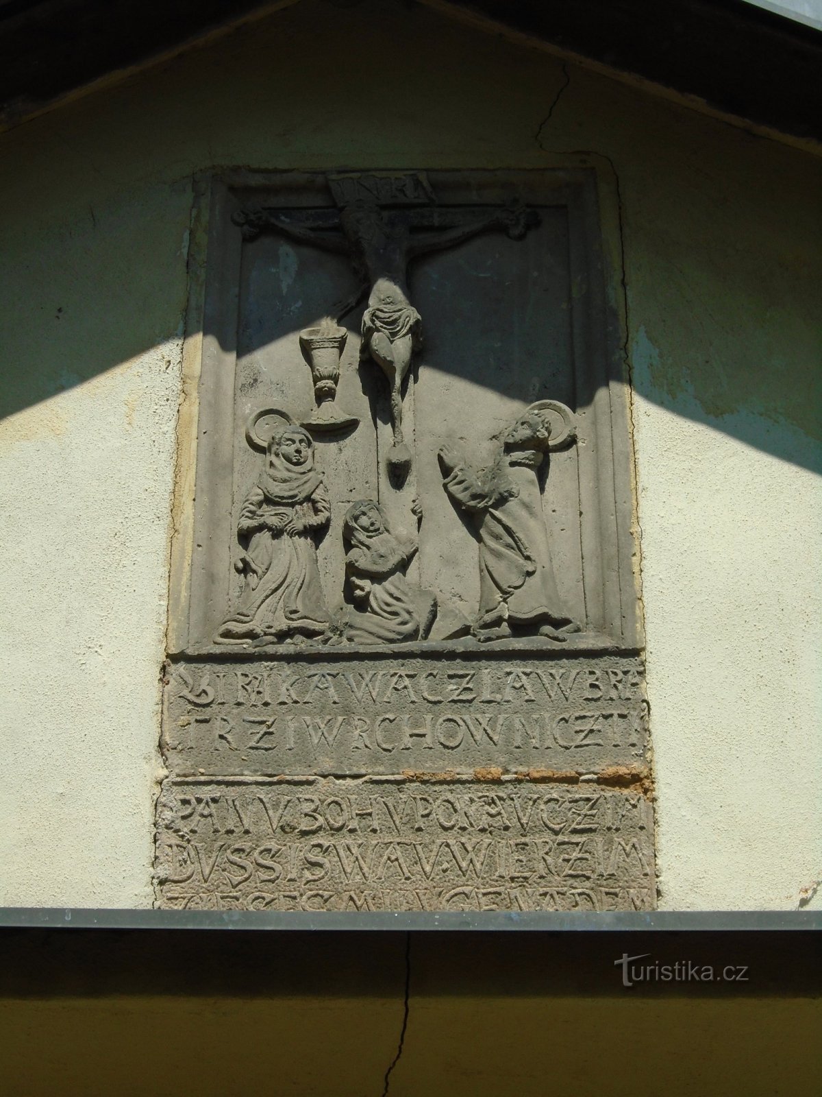 Nadgrobna ploča iznad ulaza u crkvu sv. Juraj mučenik (Hněvčeves)