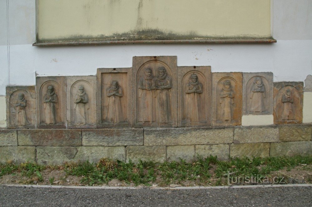 pierres tombales sur la façade de l'église