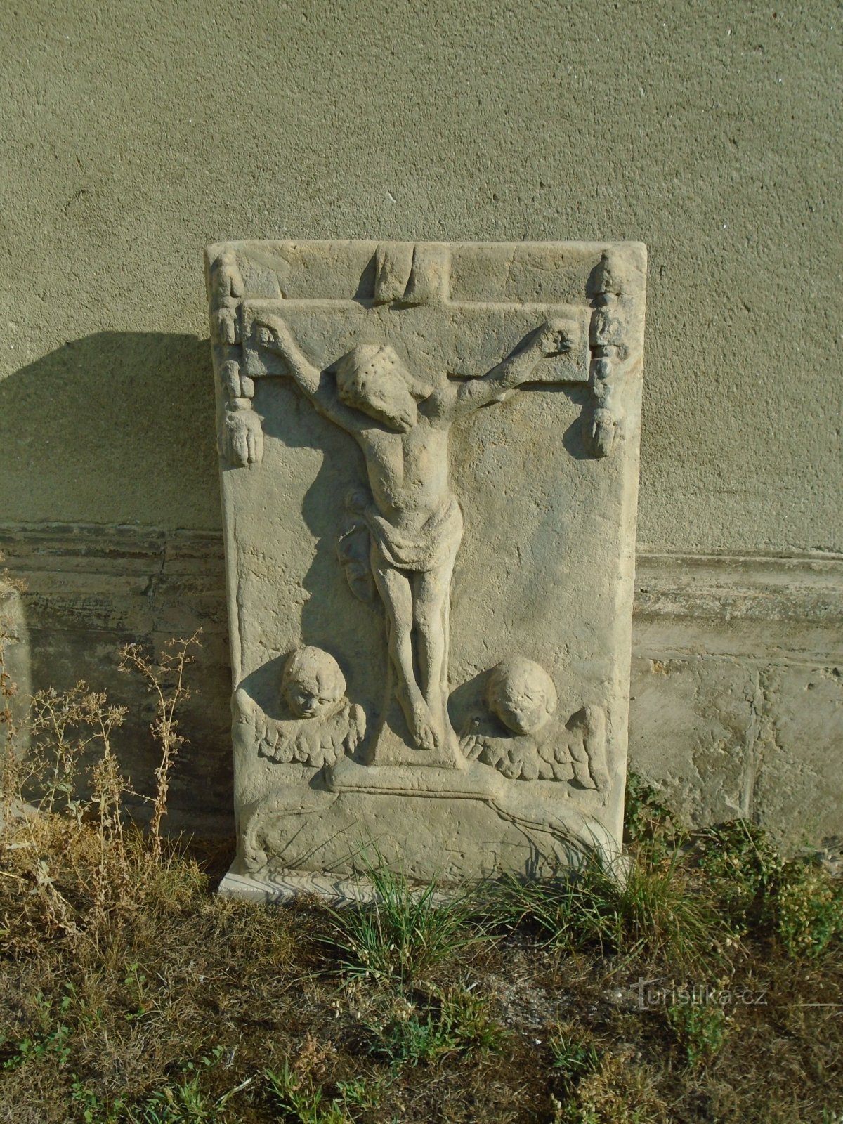 Pietre funerare la biserica Sf. Bartolomeu (Kunětice, 5.9.2018)