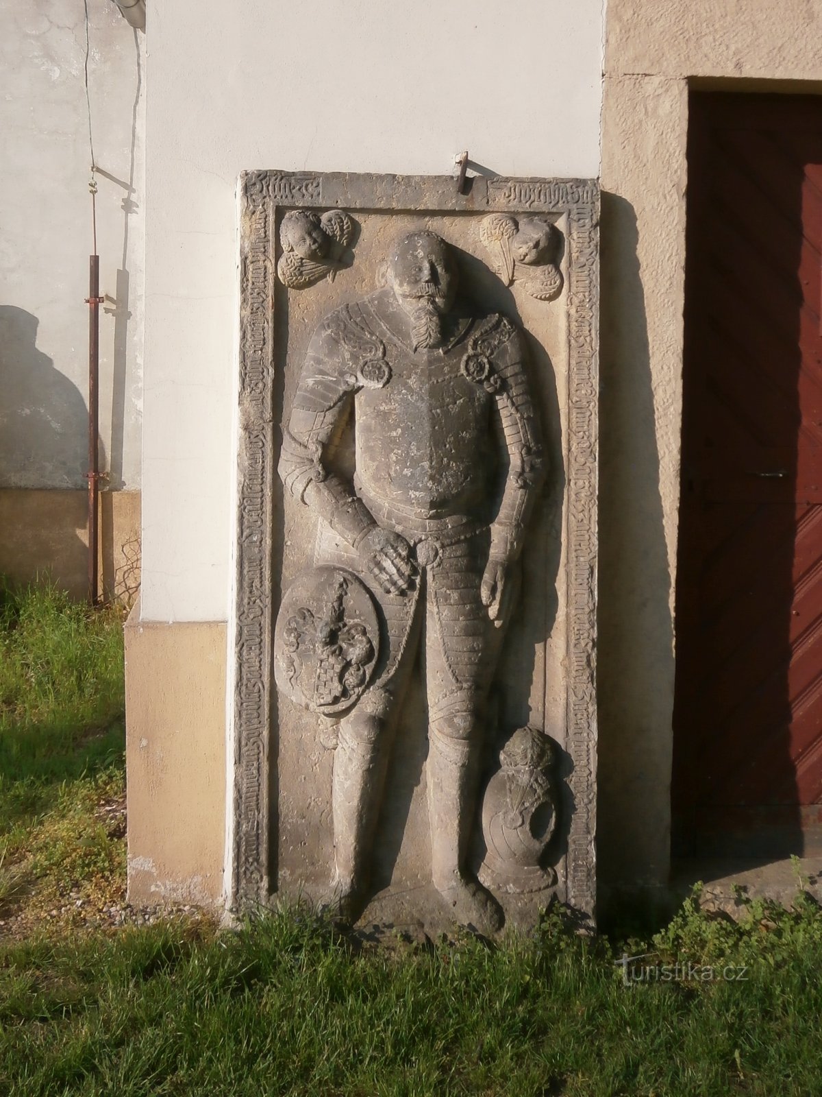 Gravstenar vid ingången till kyrkan (helgon)