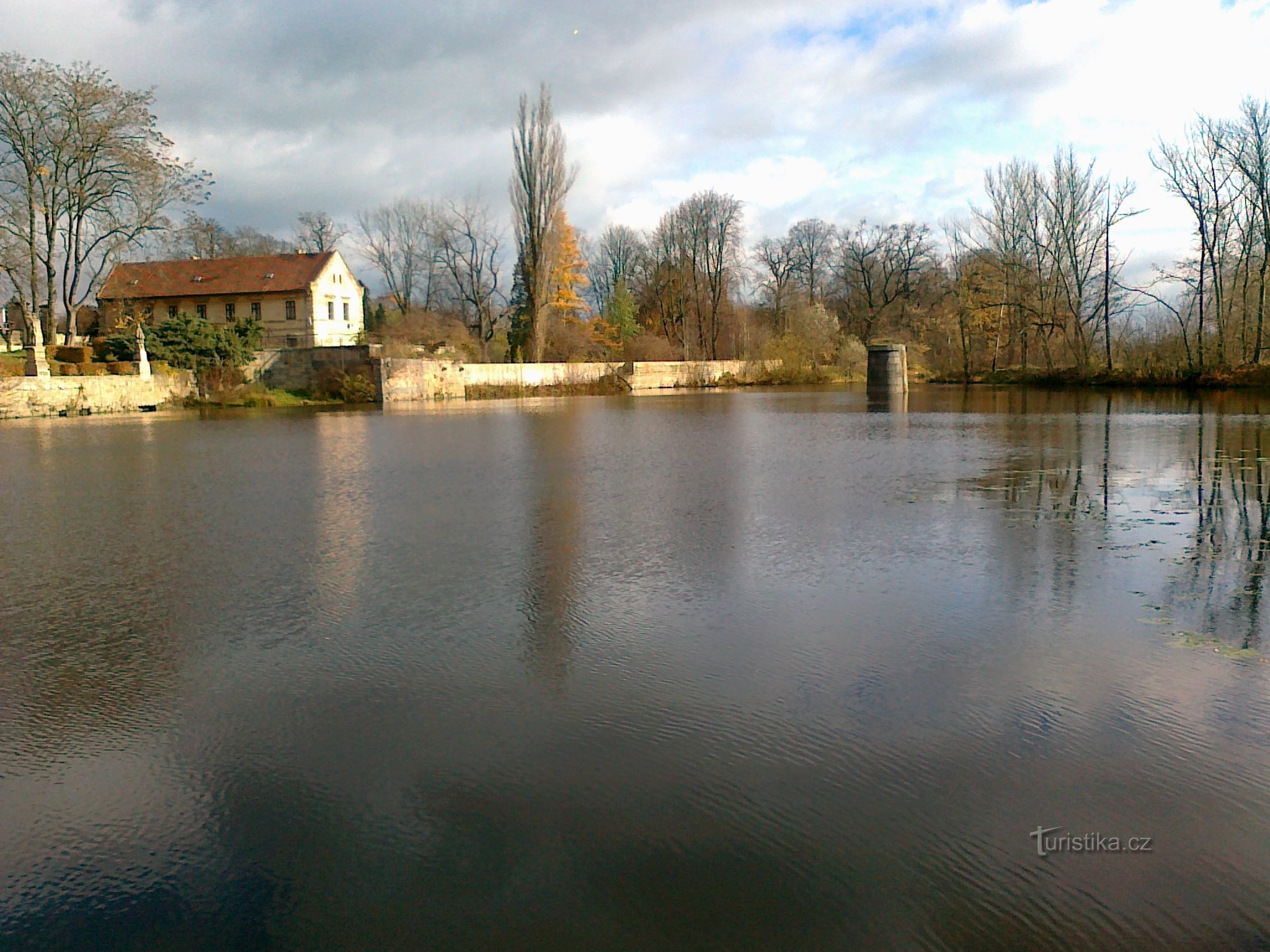 Zugang zur Brücke und zum Brückenpfeiler