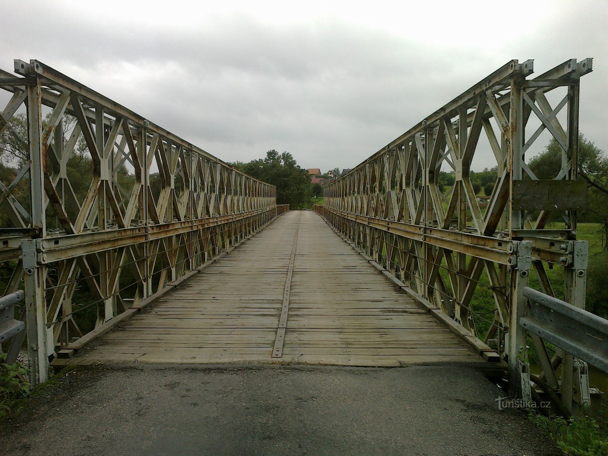 Nájezd na most od nádraží