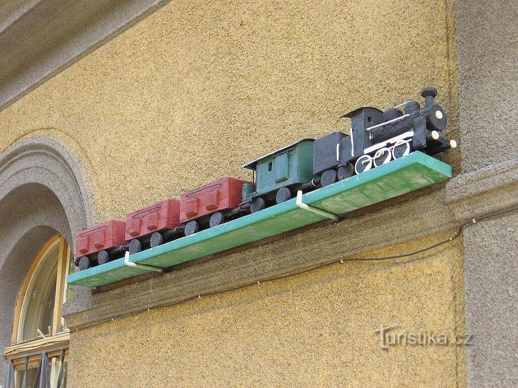 tren de marfă la clădirea gării