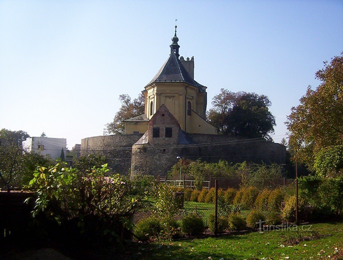 Igreja paroquial de Náklo de São Jorge com muro - Foto: Ulrych Mir.