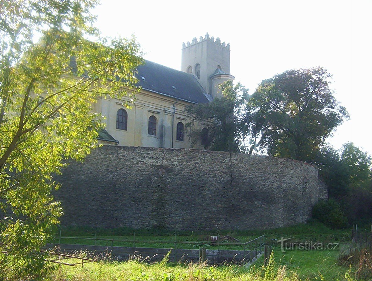 Náklo - Biserica Sf. Gheorghe și zidul castelului din terenul castelului - Foto: Ulrych Mir.
