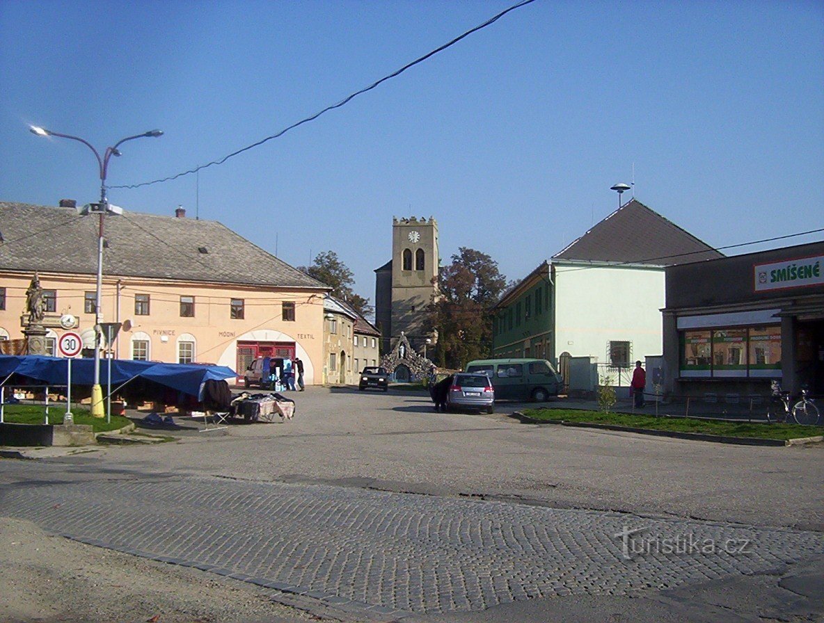 Un semirimorchio con la chiesa parrocchiale di S. Giorgio - Foto: Ulrych Mir.