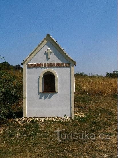 A sinistra sulla strada da Šobes a Hnanice