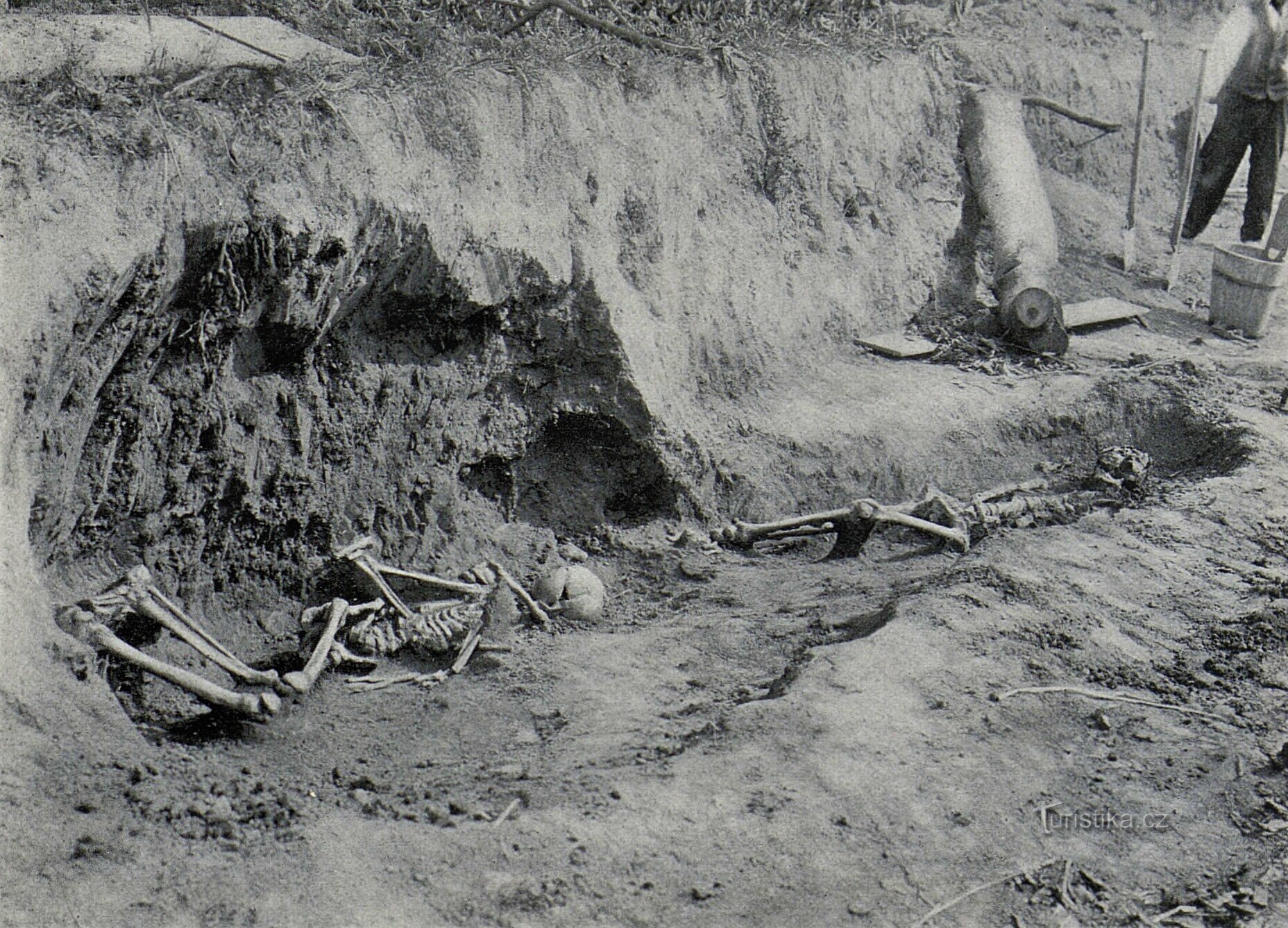 La découverte de restes osseux dans l'une des briqueteries de Svobodné Dvory (1909)