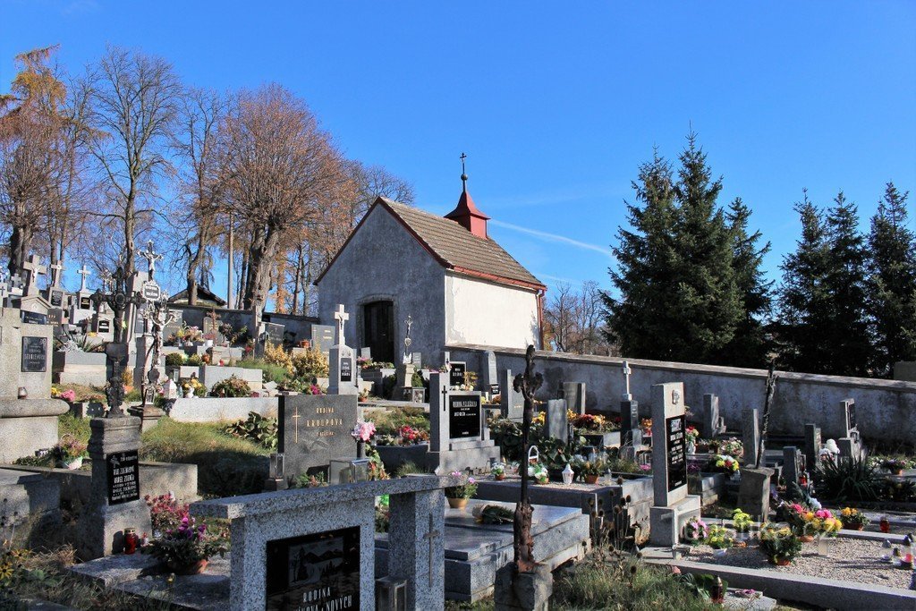 Nalžovské Hory, näkymä kappelille ja osalle hautausmaata