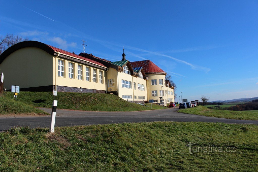 NalžovskéHory、西からの学校の眺め