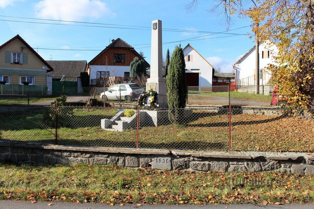 Nalžovské Hory, pomnik poległych pod rynkiem