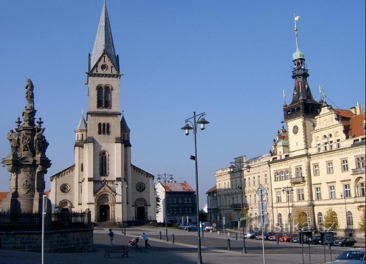 NOUS. Starosty Pavla : Hôtel de ville, église et sculpture mariale sur la place Starosty Pavla