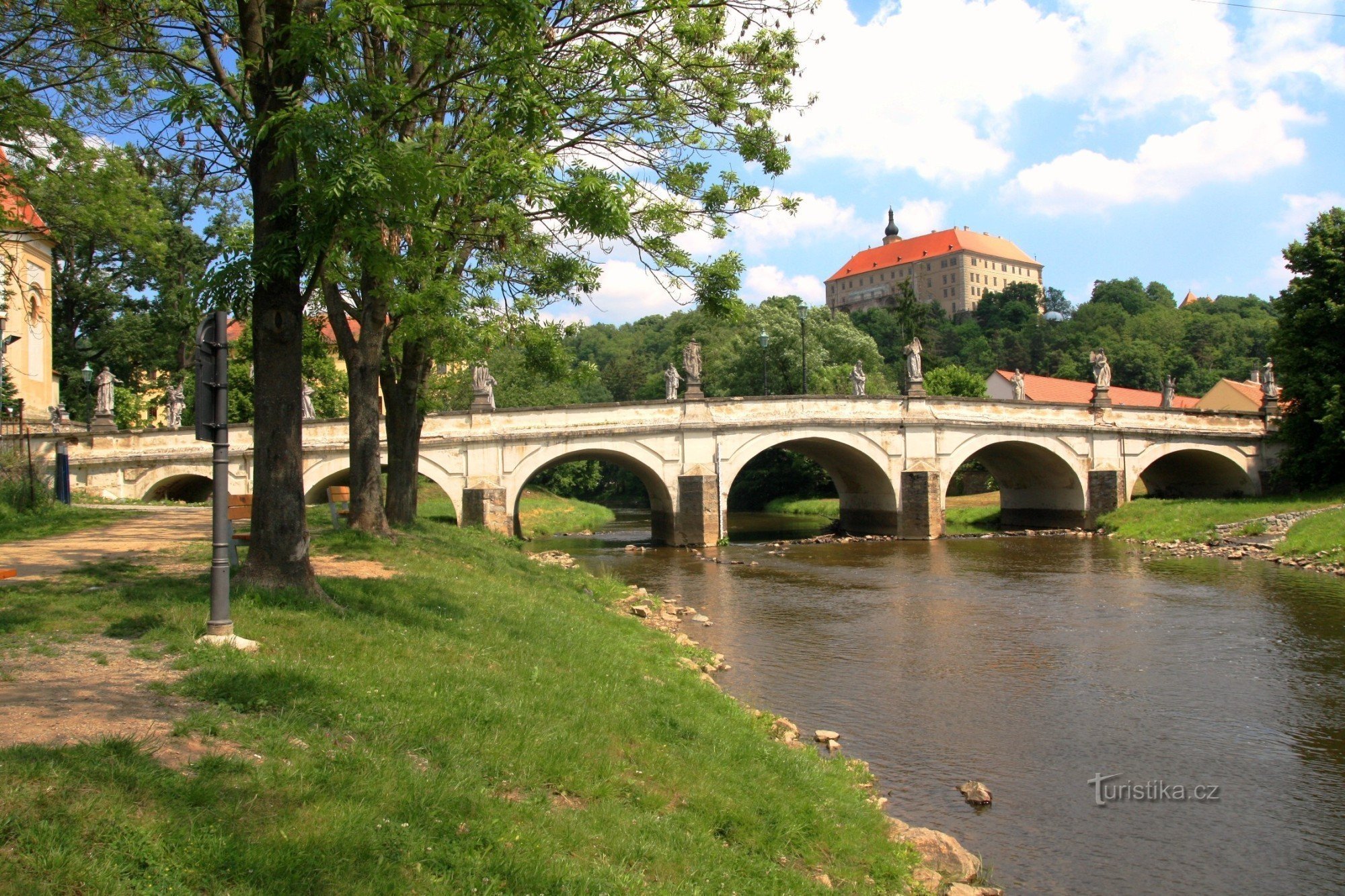 Náměšť nad Oslavou - baročni kamniti most 2011