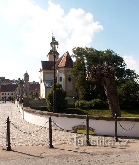 Náměšť nad Oslavou: Barokní most s kostelem sv. Jana Křtitele.