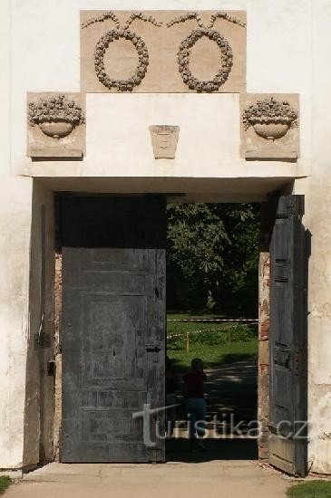 Náměšť nad Oslavou: Puerta del patio al jardín del castillo.