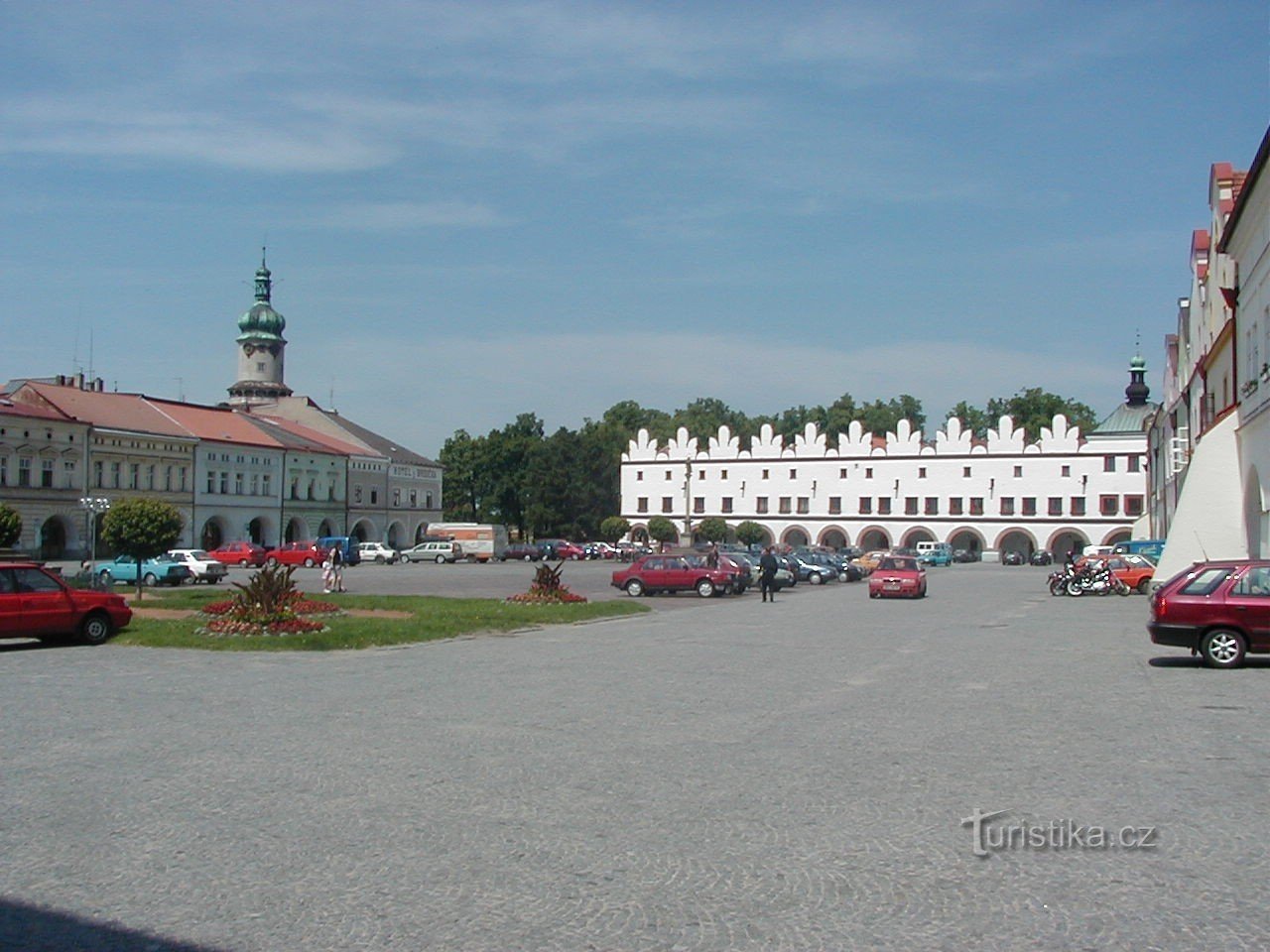 the square and the northern front of the houses