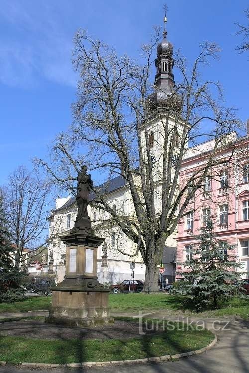 Praça Bedřich Hrozné - estátua da Virgem Maria