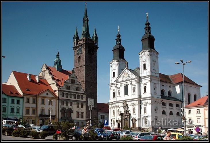 trg - črni stolp in cerkev s katakombami