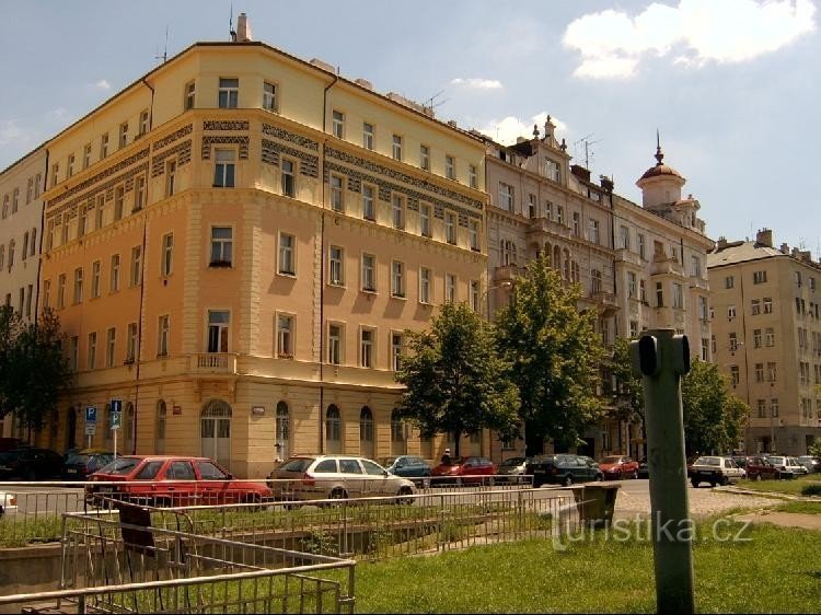 náměstí Jiřího z Poděbrad 1: Náměstí Jiřího z Poděbrad avec un parc