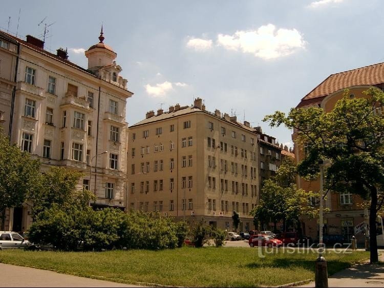 náměstí Jiřího z Poděbrad 2 : près de l'entrée du métro Jiřího z Poděbrad